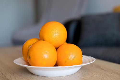 un montón de naranjas en un cuenco sobre una mesa en Moonkey - Apartamento Las Naranjas, en Benidorm
