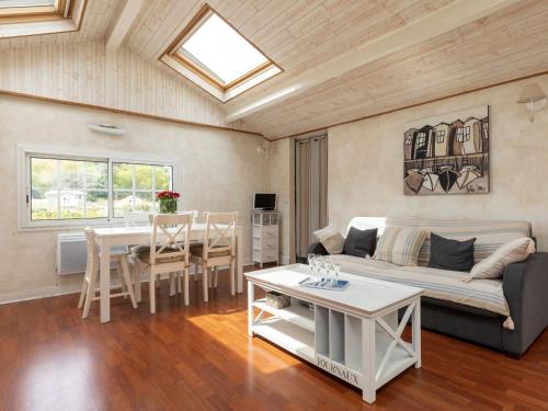 un salon avec un canapé et une table dans l'établissement Apartment Les Choupou by Interhome, à Arcachon