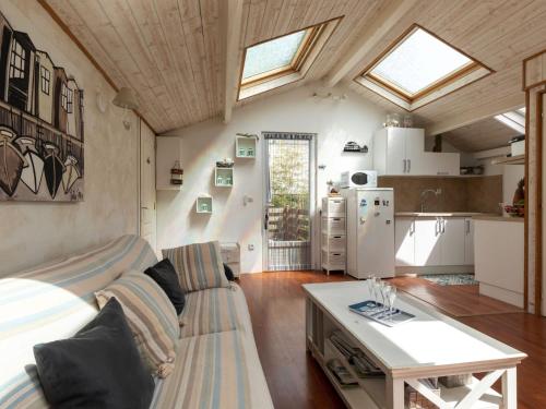 un salon avec un canapé et une table dans l'établissement Apartment Les Choupou by Interhome, à Arcachon