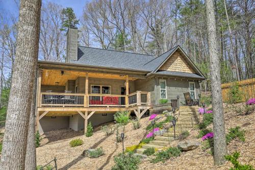 Updated Blairsville Cabin with Fire Pit and Gas Grill!