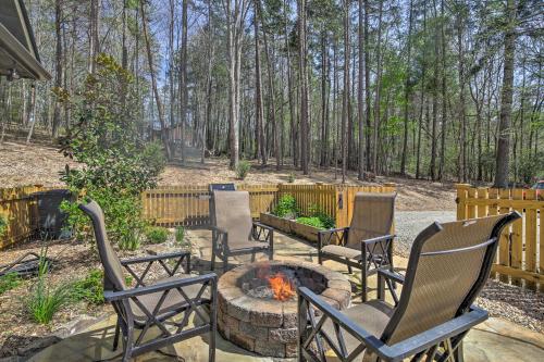 Updated Blairsville Cabin with Fire Pit and Gas Grill!