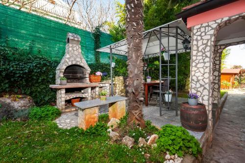 a garden with a stone oven in a yard at Apartment & Rooms Graciela in Rovinj