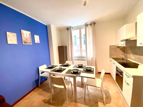 a kitchen with a table and chairs in a room at HH Hermoso Housing SERRAVALLE in Serravalle Scrivia