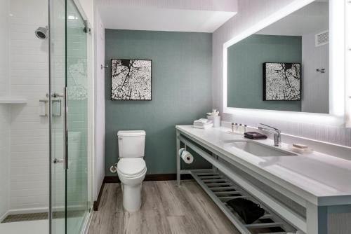 un bagno con lavandino, WC e doccia di Cambria Hotel Shelby Township - Detroit Utica a Shelby