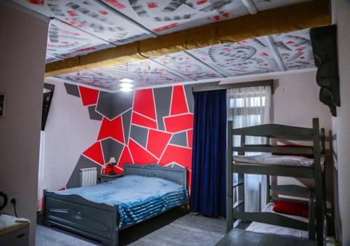 迪利然Paxlava Guesthouse & Restaurant的一间卧室配有双层床和双层床梯子