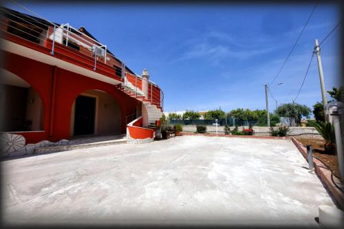 an empty parking lot in front of a building at Villa Maddy in Avola