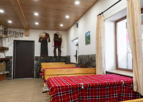 Ένα ή περισσότερα κρεβάτια σε δωμάτιο στο Гюмюрджински Снежник