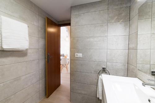 a bathroom with a sink and a shower at Moonkey - Apartamento Las Mandarinas in Benidorm