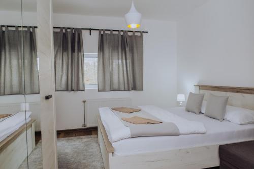 A bed or beds in a room at Planinsko srce