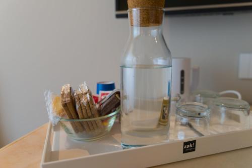 - une bouteille d'eau et un bol de cigarettes dans l'établissement Gaya resort, à Bénévent
