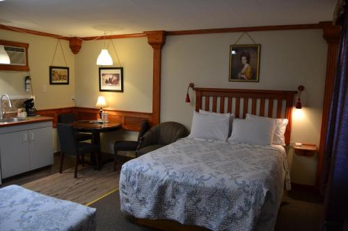 Cet appartement comprend une chambre avec un lit, une cuisine et une table. dans l'établissement North Star Motel, à Kimberley