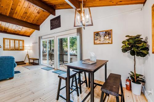 a dining room with a table and chairs in a house at Lily Haus in Idyllwild