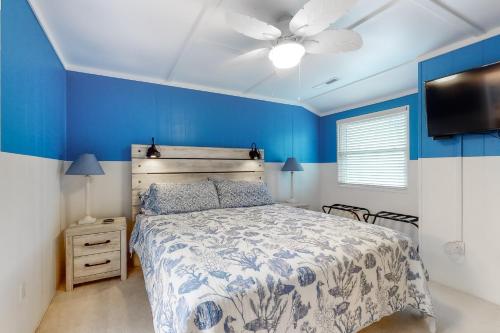 Selbyville的住宿－Mallard Lakes - 142 Cardinal，一间卧室配有一张床和吊扇