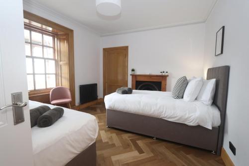 Ένα ή περισσότερα κρεβάτια σε δωμάτιο στο Charming two bedroom, two bathroom detached cottage