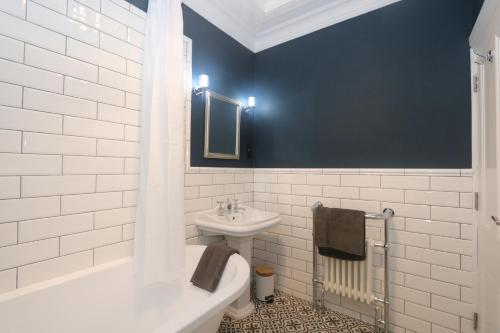 Ένα μπάνιο στο Charming two bedroom, two bathroom detached cottage