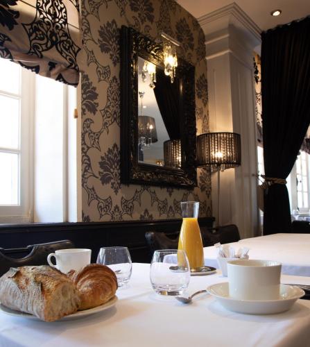una mesa con cruasanes y un plato de pan. en Hotel Restaurant du Centre et du Lauragais, en Castelnaudary