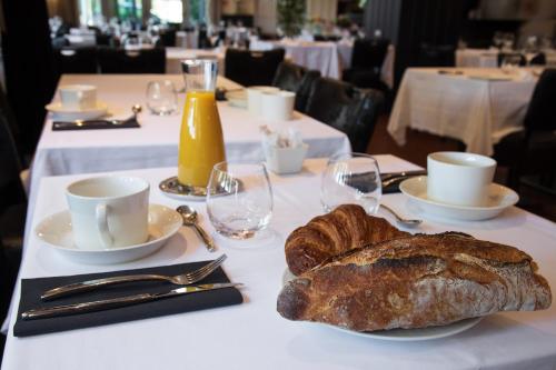 Comida en o cerca de este hotel