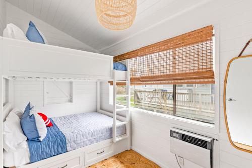 Poschodová posteľ alebo postele v izbe v ubytovaní Cayuga Street Sunshine Retreat