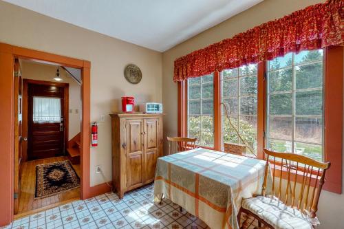 1 dormitorio con mesa y ventana grande en Cape Newagen Retreat, en Southport