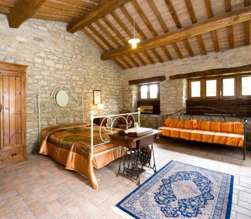 een slaapkamer met 2 bedden en een bureau. bij Borgo Di Cortolla in Pietralunga