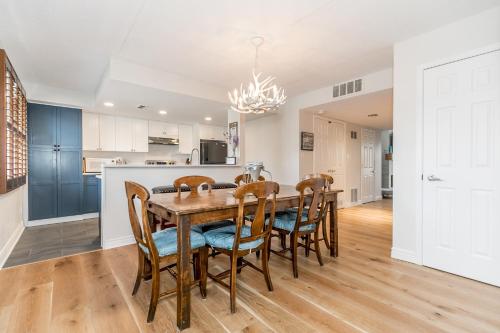 a kitchen and dining room with a wooden table and chairs at Stunning Townhouse - 3 BDRM Blue Mountain Village Sauna! in Blue Mountains