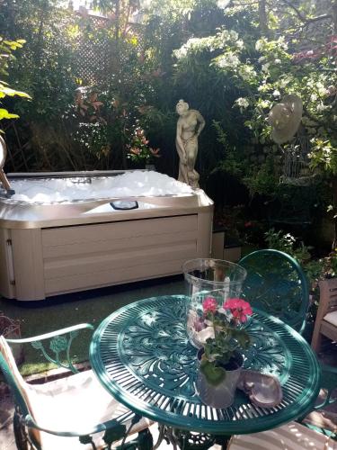 la maison du phare DE HONFLEUR chambre d hotes B&B -jacuzzi prive- shabby chic