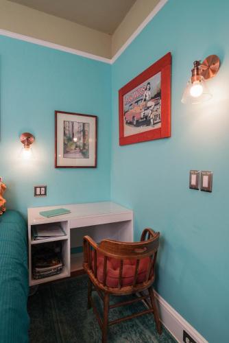 - une chambre avec des murs bleus, un bureau et une chaise dans l'établissement Secluded Patio Suite Right By All The Action, à Portland