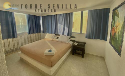 a bedroom with a bed and a sign that reads tone selvilla stratum at Hotel Costa del Sol in Cartagena de Indias