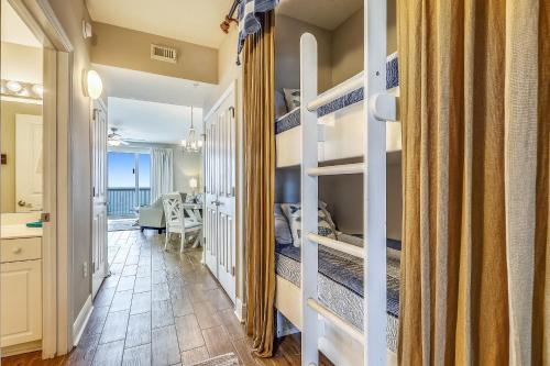 einen Flur mit Etagenbetten in einem Zimmer in der Unterkunft Celadon Beach Resort #1104 by Book That Condo in Panama City Beach