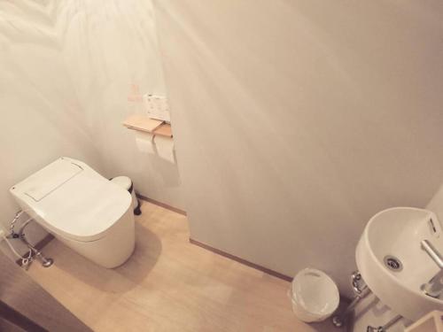 bagno con servizi igienici bianchi e lavandino di KINOSAKI KNOT - Vacation STAY 25701v a Toyooka