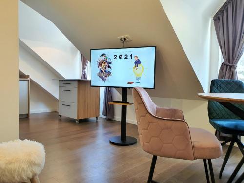 TV a/nebo společenská místnost v ubytování Downtown apartment