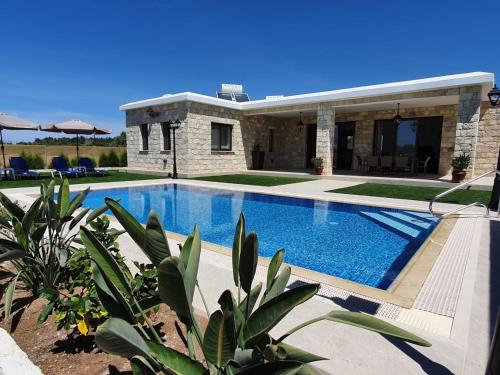 uma piscina em frente a uma casa em Villa Yermanina em Yeroskipou