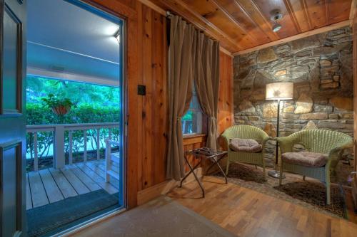 een woonkamer met een grote glazen deur naar een balkon bij Linville Falls Lodge & Cottages in Linville Falls