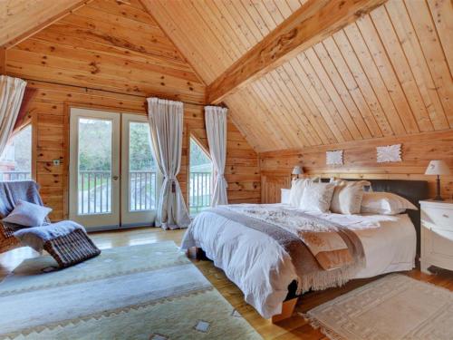 Little PetherickにあるChalet Peroniの木製の天井が特徴のベッドルーム1室(ベッド1台付)