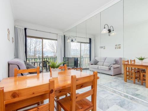 - une salle à manger et un salon avec une table et des chaises en bois dans l'établissement Apartment Port Ducal-2 by Interhome, à Empuriabrava