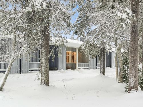 une maison dans la neige avec des arbres dans l'établissement Holiday Home Evertin hippu by Interhome, à Saariselka