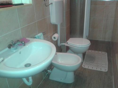 bagno con lavandino e servizi igienici di Hotel Elvira a Rimini