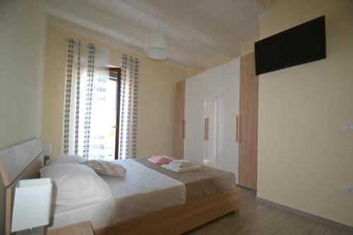 um quarto com uma cama e uma grande janela em Terrazza sul mare em Porto SantʼElpidio