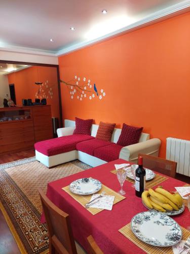a living room with a table with bananas on it at Apartamento Gran Via de les Corts Catalanes in Barcelona