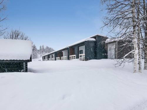 ein schneebedecktes Gebäude neben einem Schneehaufen in der Unterkunft Holiday Home Skivillas paljakka 5- - 3mh by Interhome in Kotila
