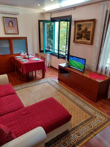 a living room with a red couch and a table at Apartamento Gran Via de les Corts Catalanes in Barcelona
