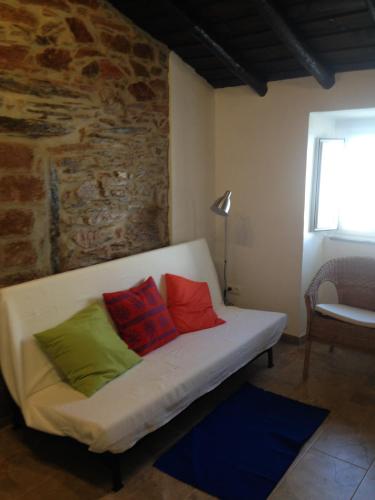 a couch with colorful pillows on it in a room at Recanto na Planicie in Monsaraz