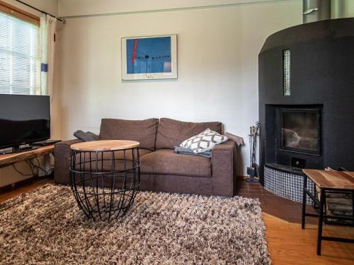 ein Wohnzimmer mit Couch und Kamin in der Unterkunft Holiday Home Tahkon klubitie 2 a by Interhome in Tahkovuori