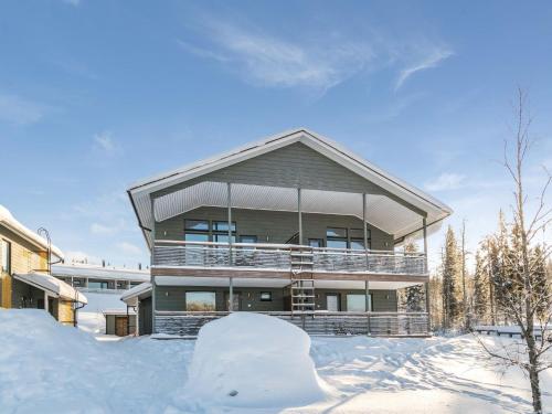 ein großes Gebäude mit Schnee davor in der Unterkunft Holiday Home Hallan karhu c- paritalo by Interhome in Hyrynsalmi