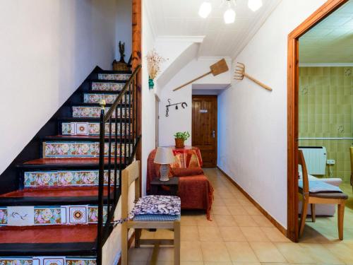 um corredor com uma escada numa casa em Holiday Home Hostalas by Interhome em Rosell