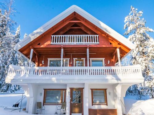 uma cabana de madeira na neve com árvores cobertas de neve em Holiday Home Kulma-alpit a paritalon yläk by Interhome em Hyrynsalmi