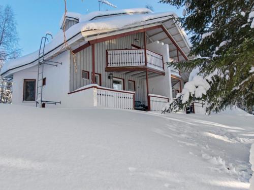 una casa con una entrada cubierta de nieve delante de ella en Holiday Home Hallantytär a1 paritalo by Interhome, en Hyrynsalmi