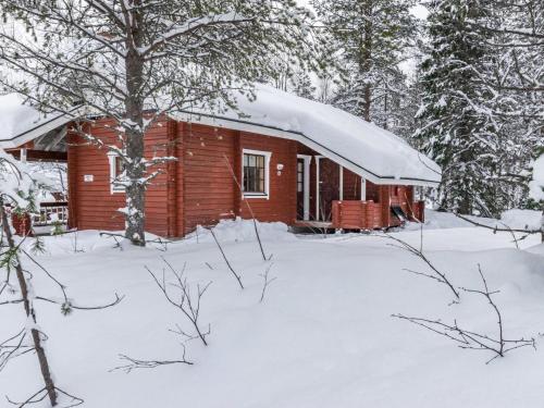 Cabaña de madera con nieve en el techo en Holiday Home Lomapesä 10a by Interhome en Kotila