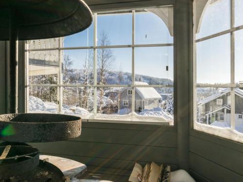 een kamer met ramen die uitkijken op een sneeuwbedekte tuin bij Holiday Home Gasthalla b paritalo by Interhome in Hyrynsalmi
