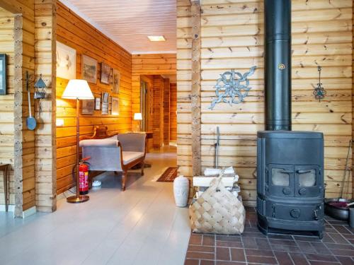 uma sala de estar com um fogão numa casa em Holiday Home Villa nytorp by Interhome em Stormälö